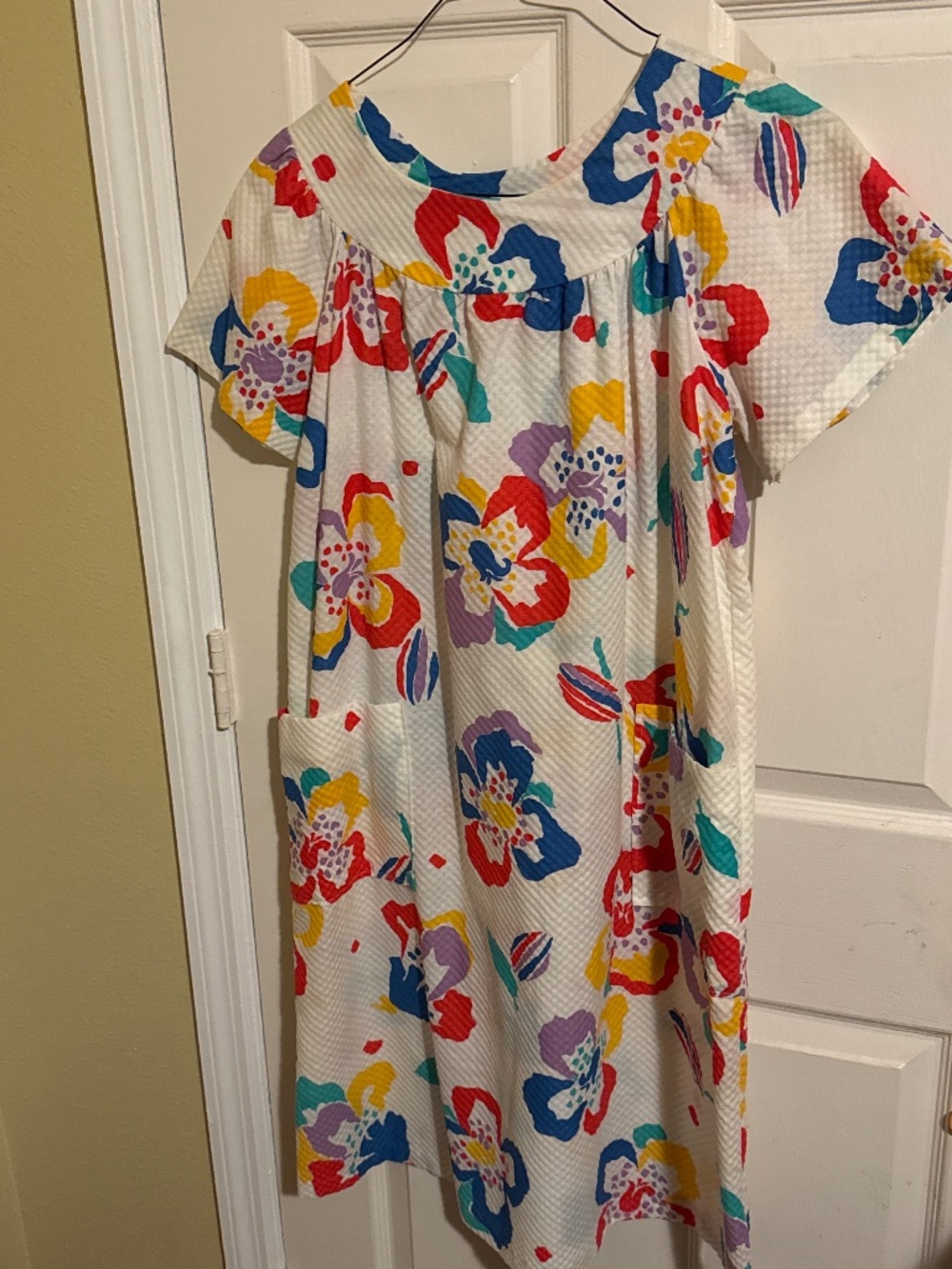 vintage serenity floral house dress muumuu, colorful blooms, pockets
